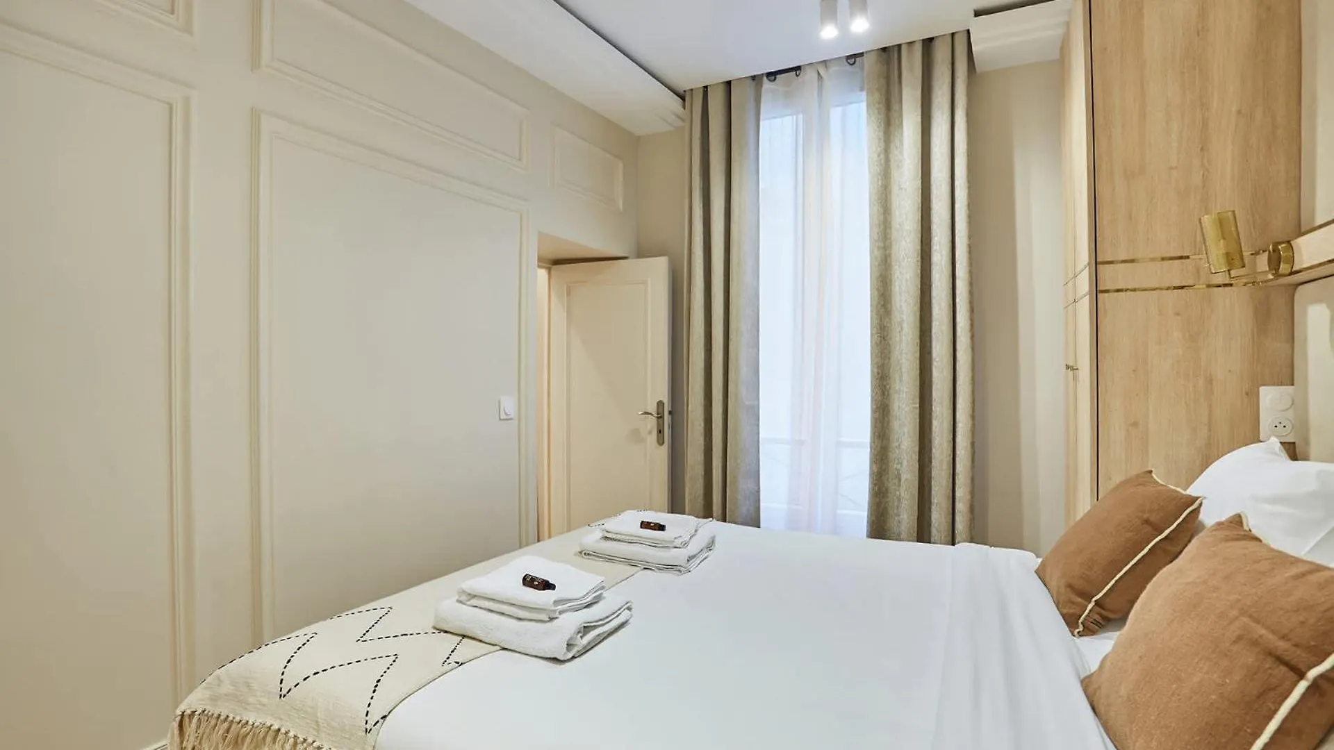 Sublime Apartment In The Heart Of Paris 4 People Fbmar1 By Studioprestige 0*,